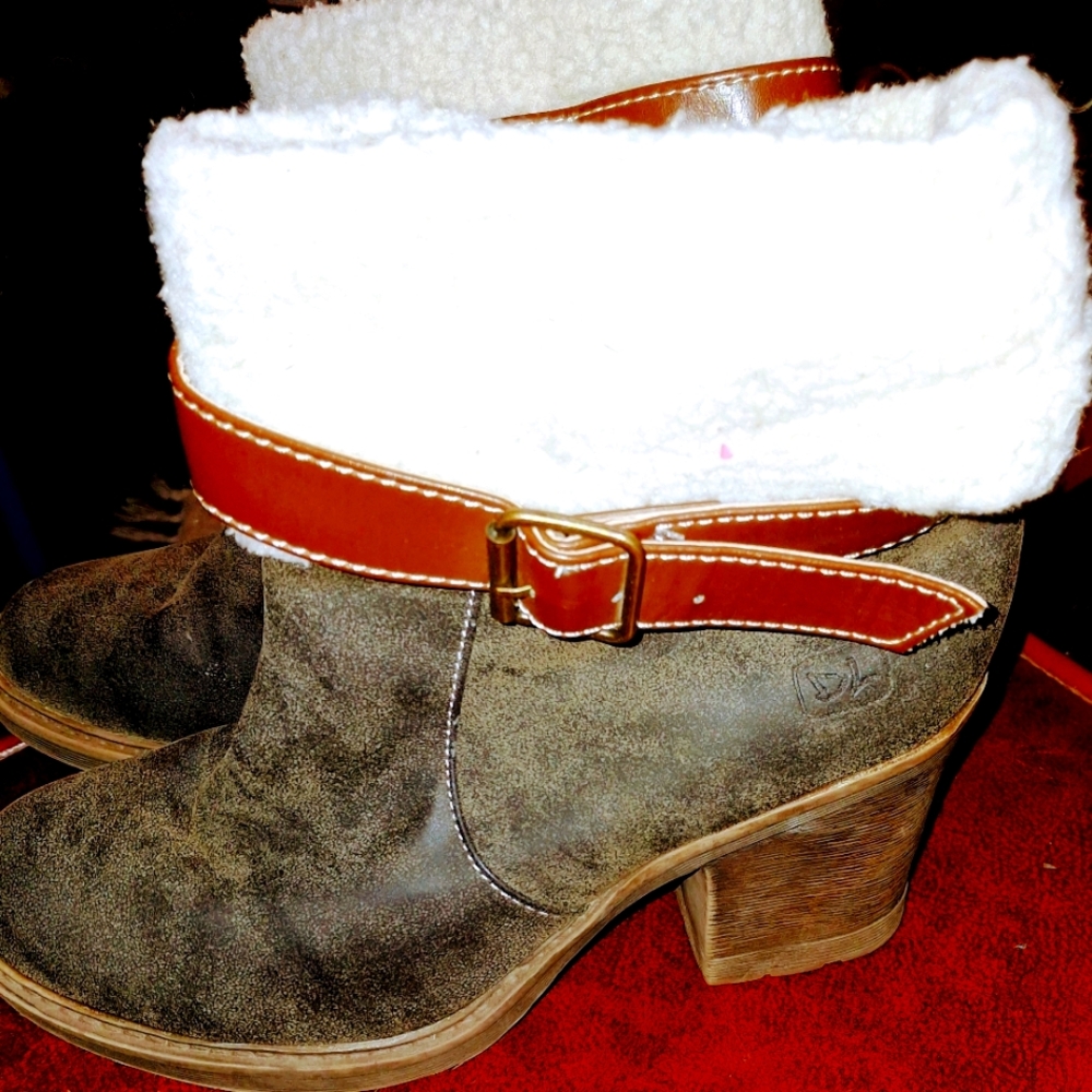 SUPER CUTE CHUNKY HEELS W/ JEANS! SO CUTE!! COMFY..!